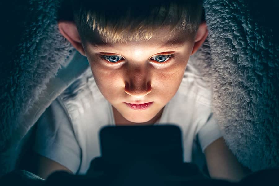 4 techniki, aby uchronić dziecko przed uzależnieniem od bajek, gier i internetu